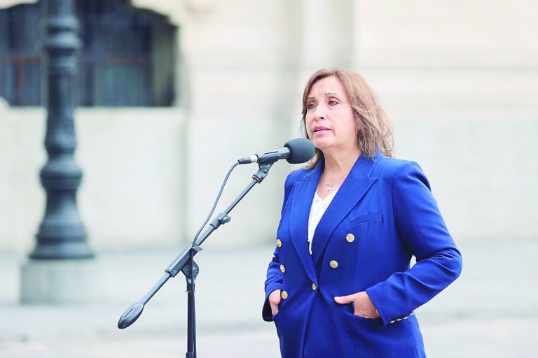 Boluarte es un holograma político