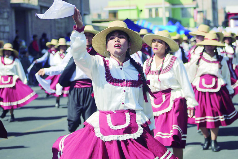 Participantes vistieron coloridos trajes en corso