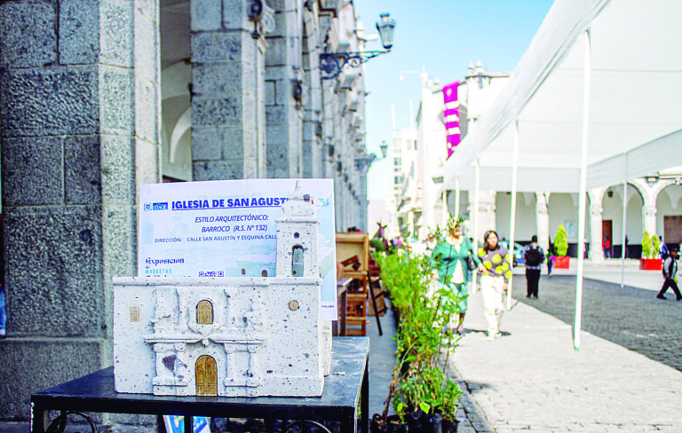 Exponen maquetas de iglesias de ciudad