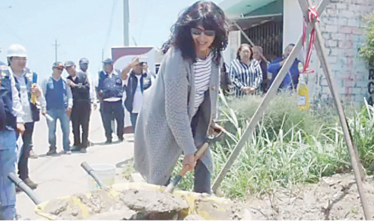 Arequipa: esposa de gobernador coloca la primera piedra