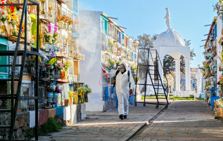 Puno: Fumigan los cementerios de Laykakota y Yanamayo