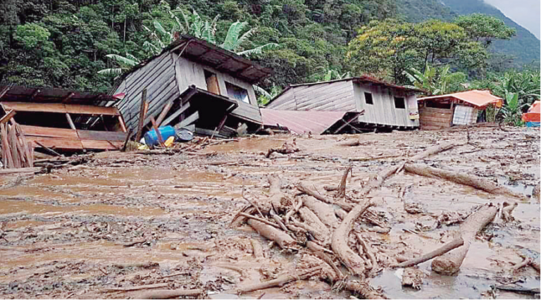 Huaico arrasa con diez casas en Coasa