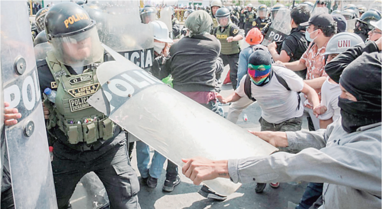 Policía defendió con uñas y dientes a Dina Boluarte