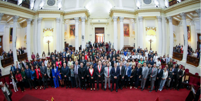 Familiares de congresistas contratan con el Estado