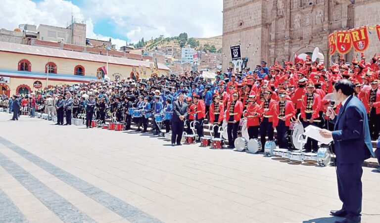 Colegios saludan también a Puno por su aniversario