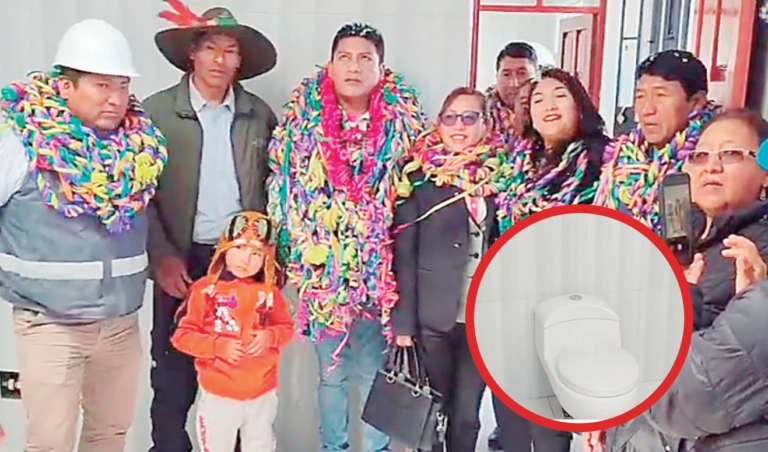 Municipalidad de Puno inaugura baño como si fuera una megaobra