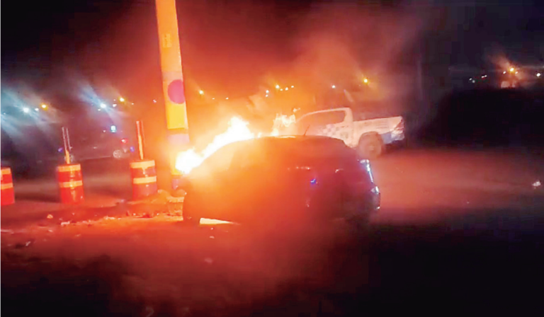 Juliaca: auto se incendia en plena avenida