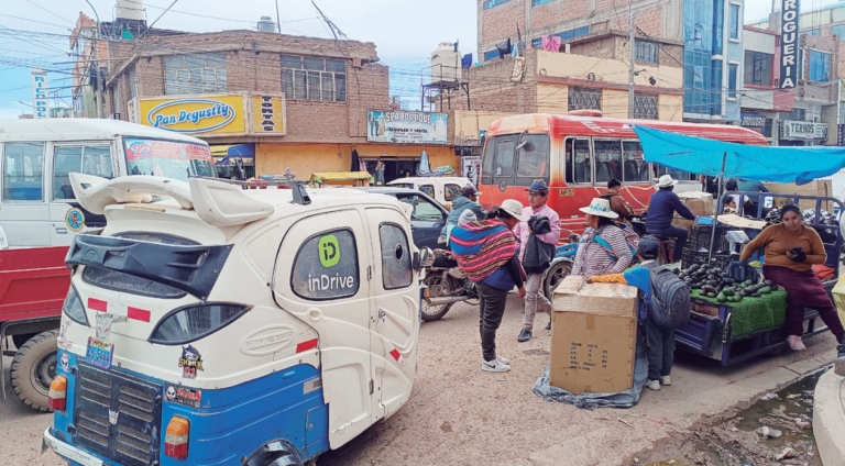Tránsito vehicular en Juliaca es más caótico que nunca