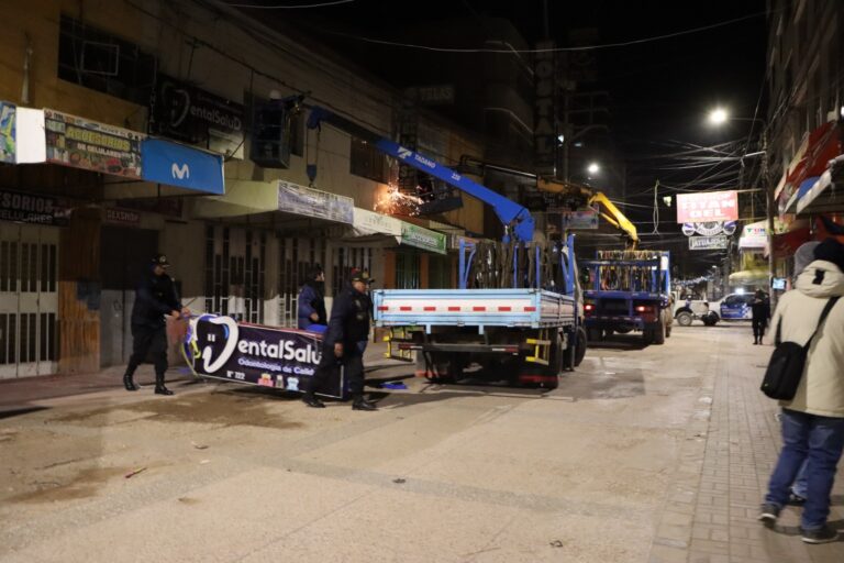 Juliaca: En nuevo operativo retiran letreros publicitarios del jirón Moquegua por contaminación visual