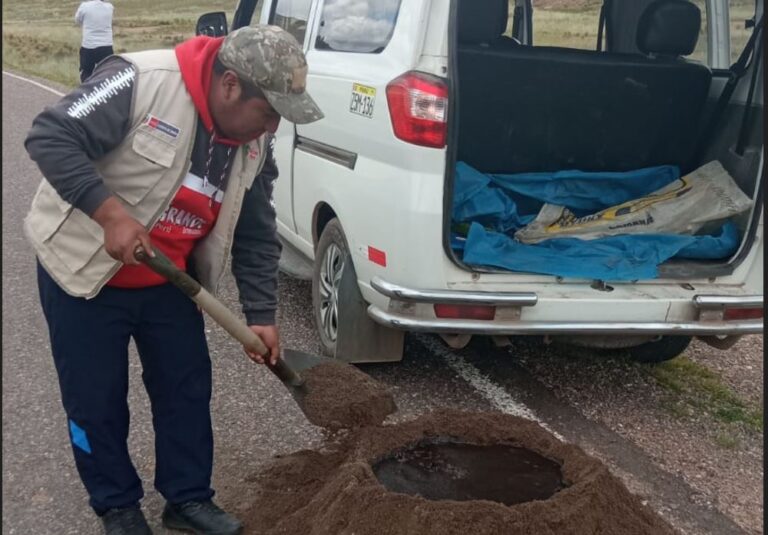 Puno: con faena realizan mantenimiento de carretera que conecta a la Interoceánica