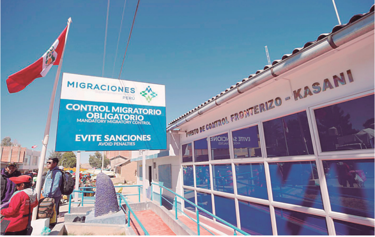 Crisis real en Bolivia y noticias falsas en Perú