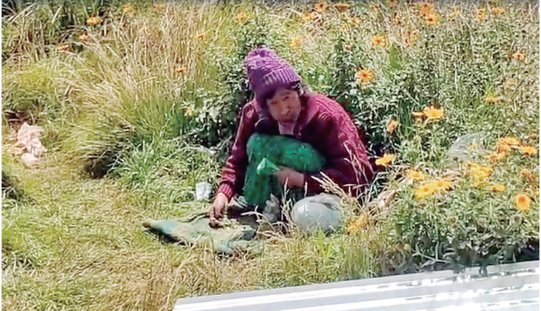 Puno: anciana que dormía en nicho fue trasladada al hospital