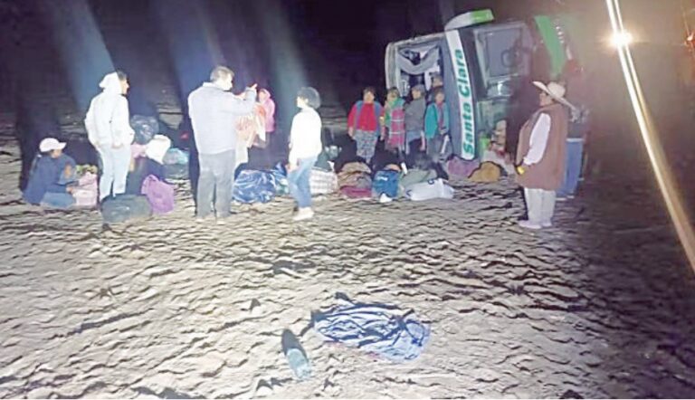 Arequipa: ómnibus se vuelca y deja 21 heridos