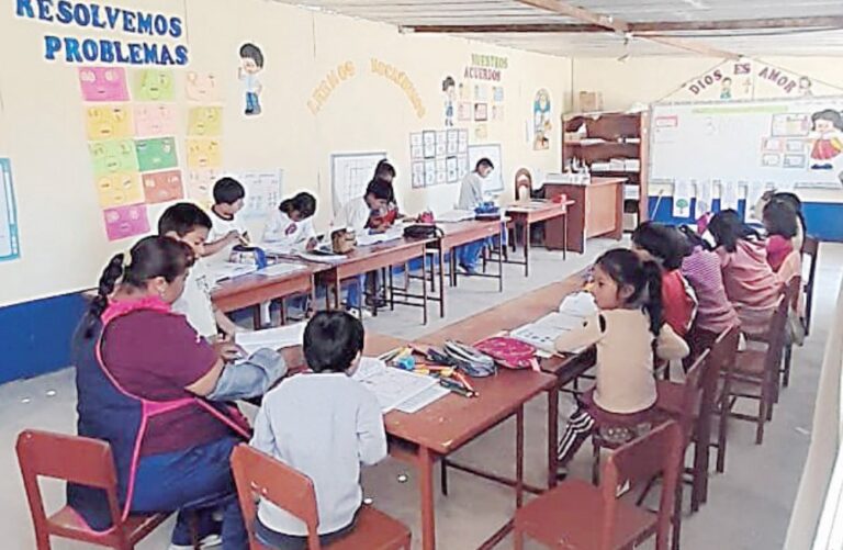 Arequipa: en La Unión niños estudian bajo el frío en aulas prefabricadas