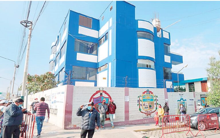 En gestión del gobernador de Arequipa Rohel Sánchez pagan por uniformes sin ser entregados