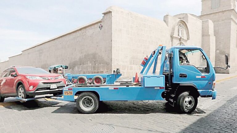 Alcalde de Arequipa incumple promesa sobre llegada de grúas