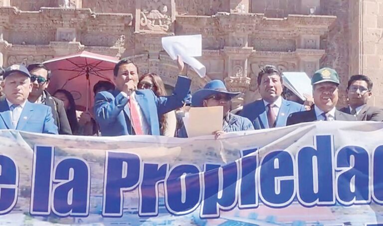 UNA Puno protesta contra medidas de la municipalidad