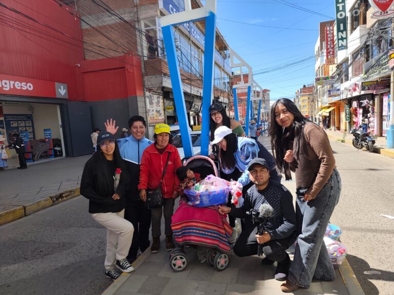 Puno: «escuadrón mamitas felices» llevó alegría a las mamás que venden en las calles