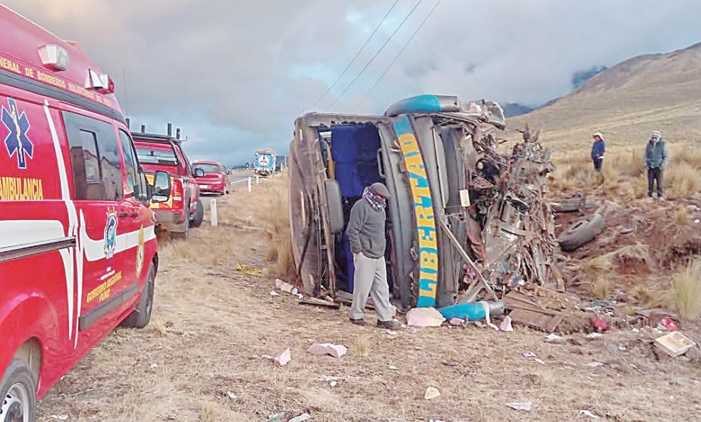 Tres fallecen tras vuelco de bus de la empresa Libertad en ruta Cusco ...