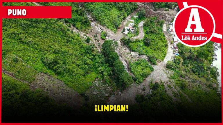 Puno: policía apoya en descolmatación de viviendas afectadas por huaico en San Gabán