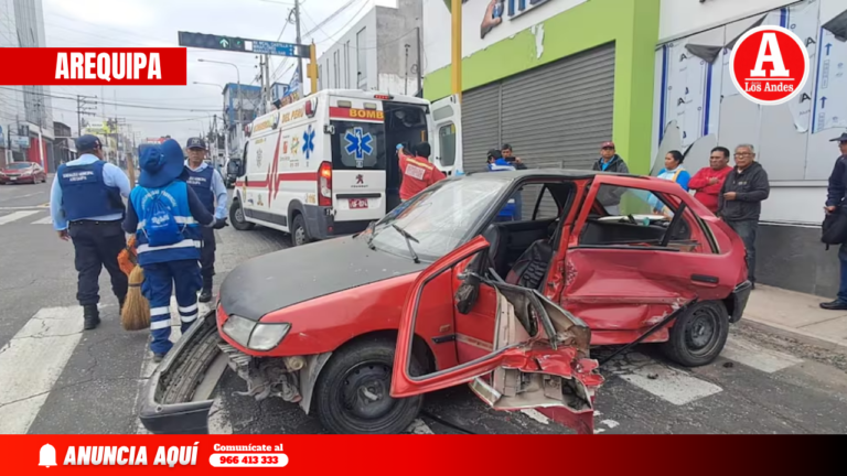 Arequipa: ambulancia de EsSalud choca con auto y deja un herido grave
