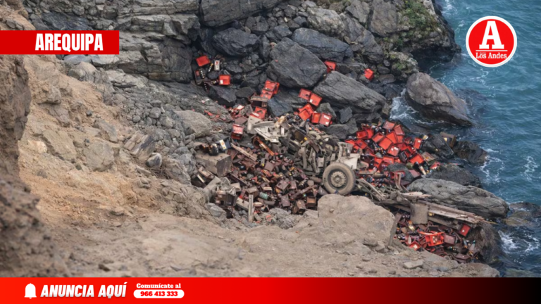 Camión con cerveza cae a abismo en Camaná
