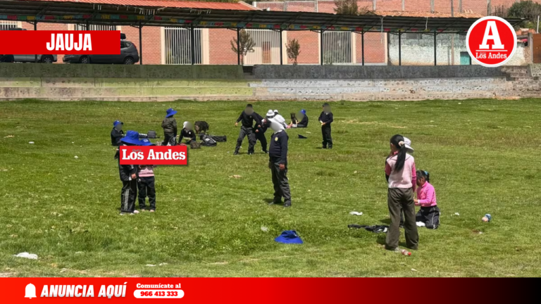 Escolares reciben clases en la vía pública por protesta