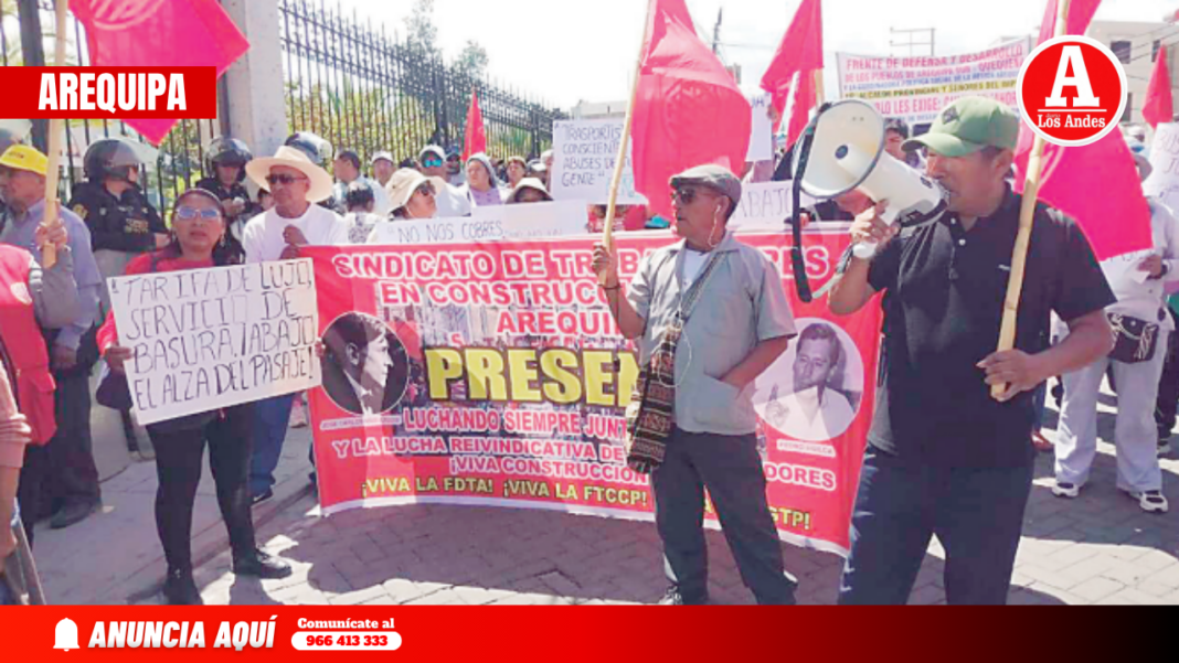 Cientos protestan en contra de la suba del pasaje urbano - Diario los Andes