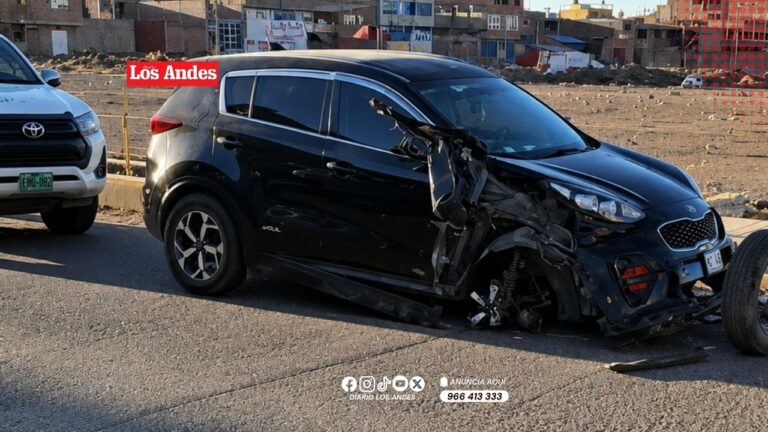 Vehículo termina empotrado contra jardín ornamental tras accidente en Juliaca