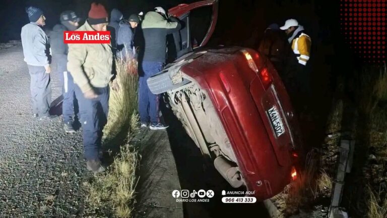 Auto termina semivolcado tras accidente en la carretera Orurillo-Ayaviri