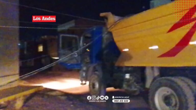 Volquete derriba cables y deja sin energía eléctrica a vecinos en Juliaca