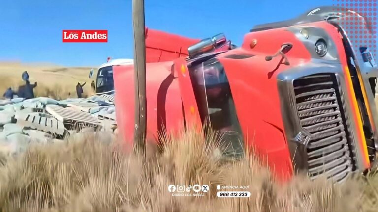 Tráiler con cemento se despista y bloquea vía Juliaca-Arequipa
