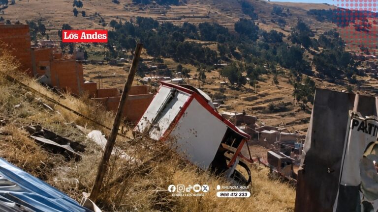 Furgón se despista y cae a una pendiente en la salida de Puno