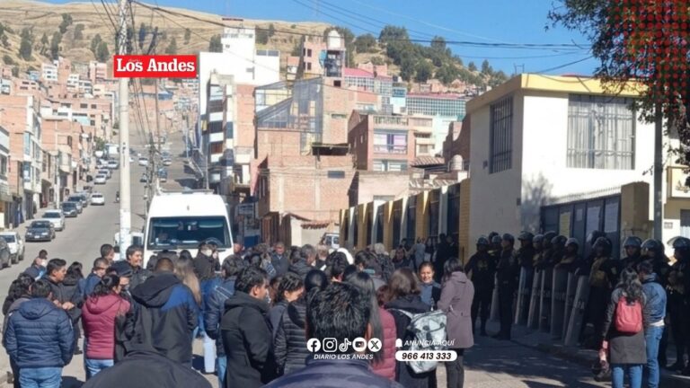 Tensión en Diresa Puno por traslado de oficinas bajo resguardo policial y rechazo de trabajadores