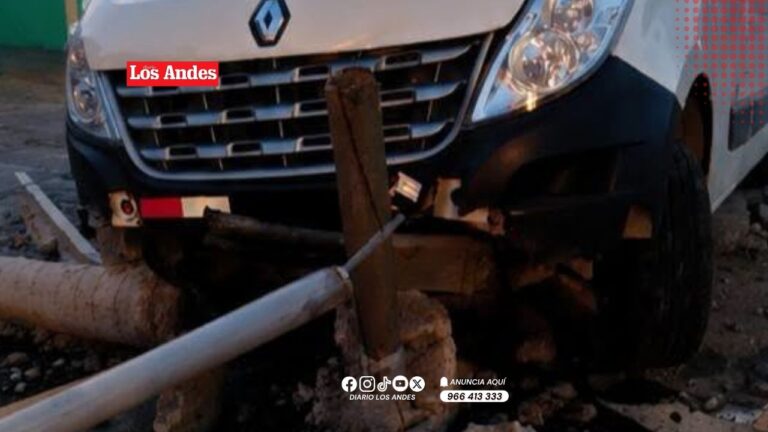 Miniván impacta contra poste de alumbrado público en San Antón