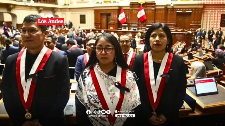 Congresistas lucen lazo negro durante juramentación de Keiko Fujimori 