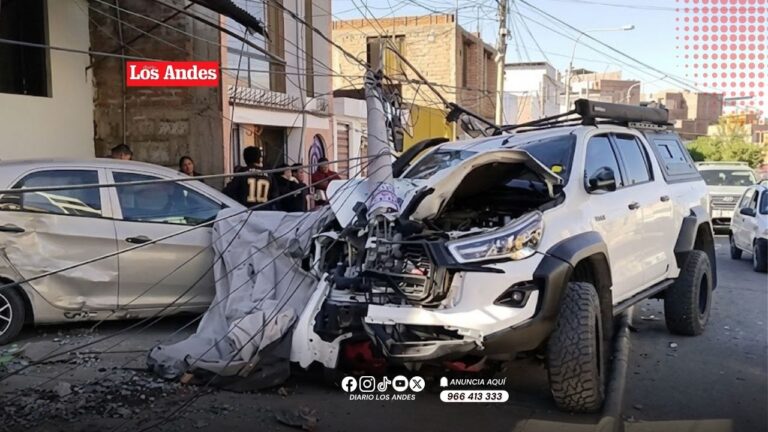 Camioneta derriba poste de alumbrado y choca contra auto estacionado en Cerro Colorado