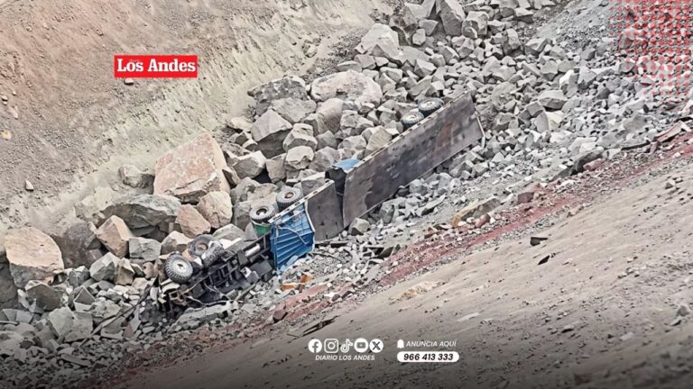 Camión con toneladas de papa se vuelca y cae a un abismo de casi 40 metros en Camaná