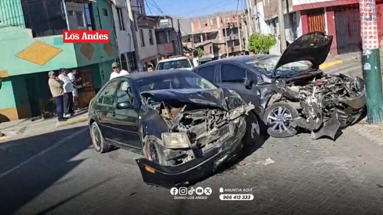 Fuerte choque entre dos vehículos destruye poste e impacta esquina de Socabaya