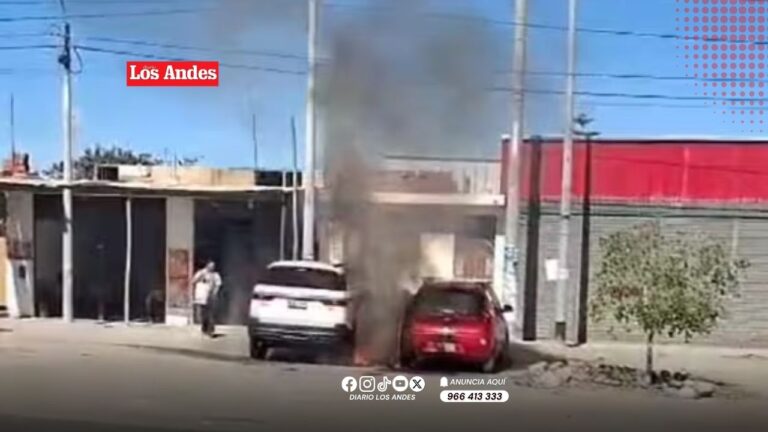 Explosión e incendio destruyen dos vehículos estacionados en la Panamericana Sur en La Joya