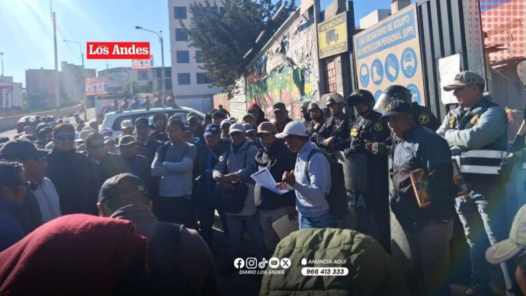 Construcción Civil realiza plantón en obra del Colegio Arequipa por despido de dirimente sindical