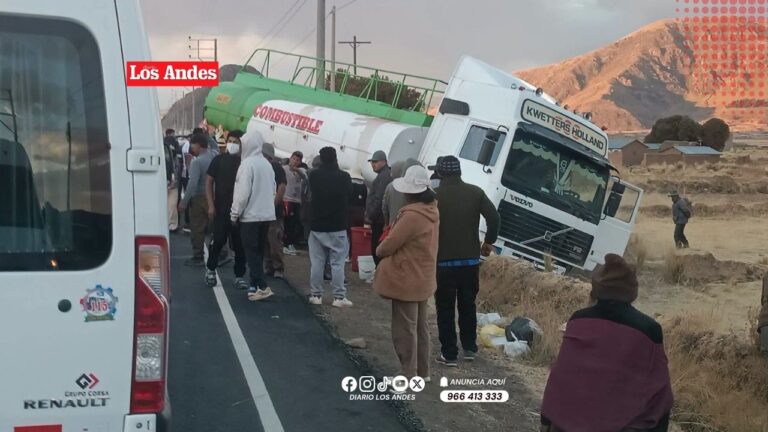 Camión se despista y policía evita saqueo en Azángaro