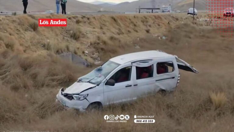 Mujer muere tras volcadura de minivan en la vía Juliaca-Calapuja