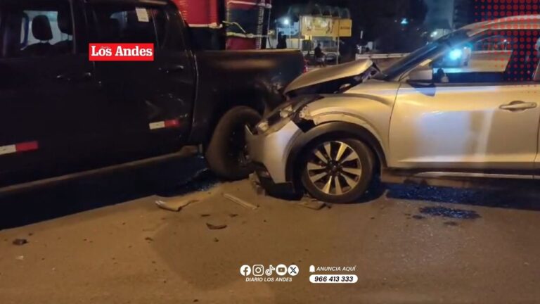 Fuerte choque entre camionetas deja daños materiales en Juliaca