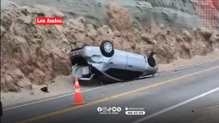 Auto termina volcado tras despiste en la Panamericana Sur en Ocoña