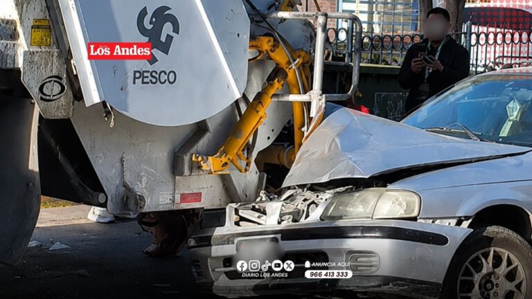 Auto se estrella contra camión basurero frente a colegio en Bustamante y Rivero