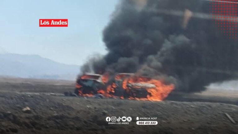 Choque múltiple deja tres carros quemados y tres heridos en la Panamericana Sur