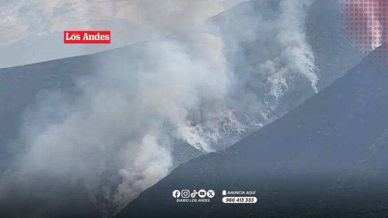 Incendio forestal fuera de control consume vegetación en el cerro Mamas de Pampacolca