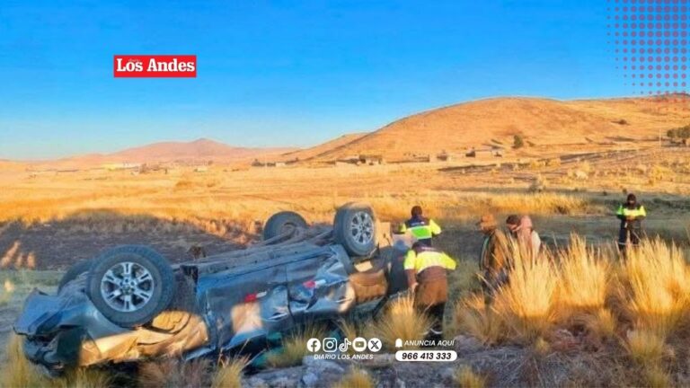 Ocupantes abandonan camioneta tras accidente en la vía Ilave–Checca