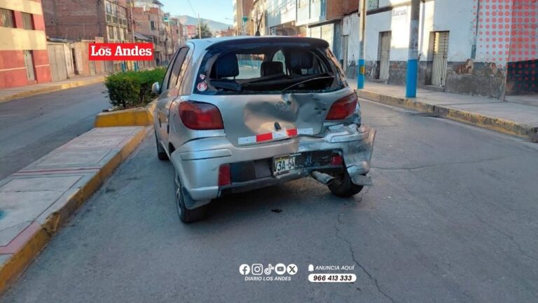 Abandonan vehículo con daños frente a piscina municipal de Puno